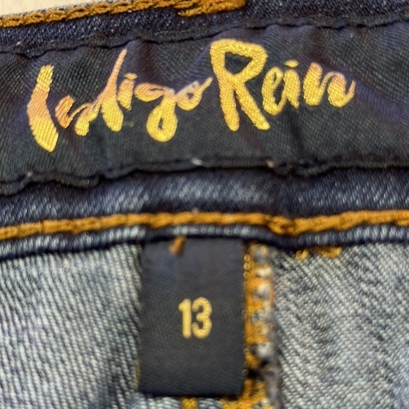 Indigo Rein Dark-wash Mildly Distressed Five Pocket Jean Shorts Jr. Size 13 - Picture 4 of 7